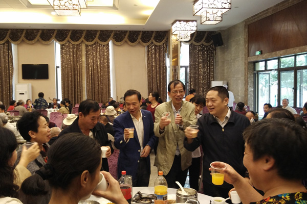 1507705385919005543.jpg 肖湘愚、伍中信、晏金平与老同志们共进午餐.jpg