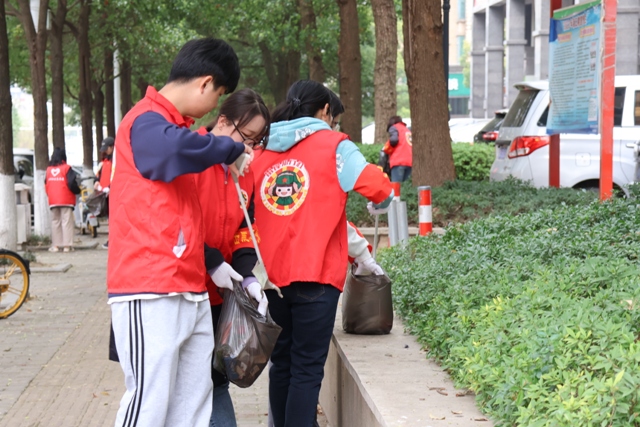 大学生学雷锋志愿活动照片3.jpg