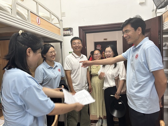 院领导走访寝室照片.jpg