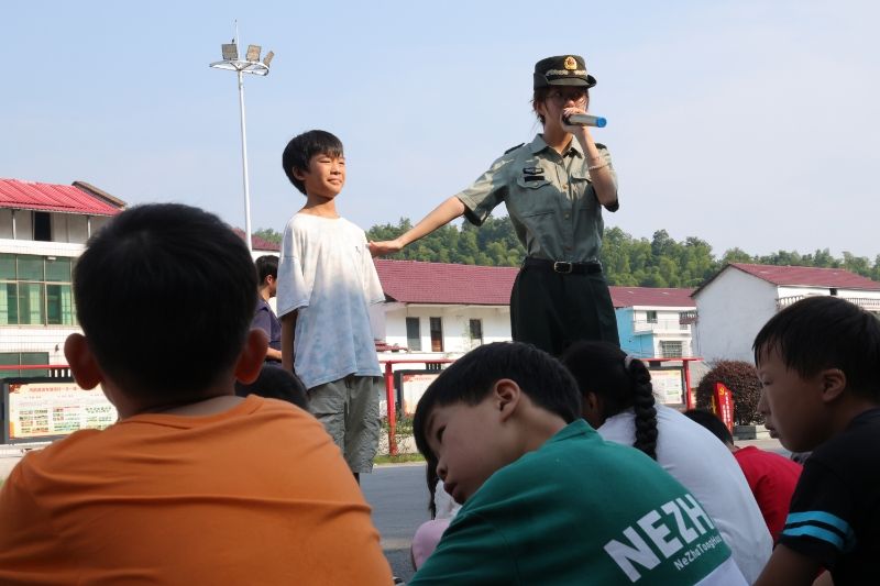 必威betway西汉姆三下乡:童趣课堂练品格,纪律种子植心田