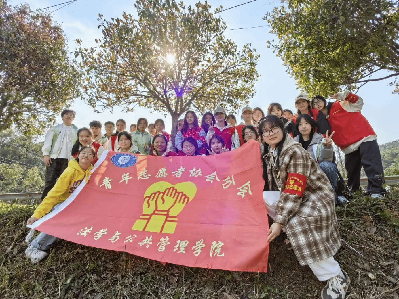 法学与公共管理学院青年志愿者协会开展社区环境整治行动