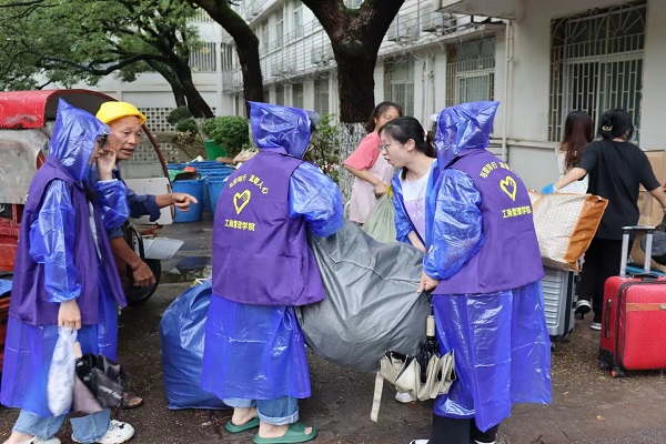 工商管理学院开展搬迁志愿服务活动