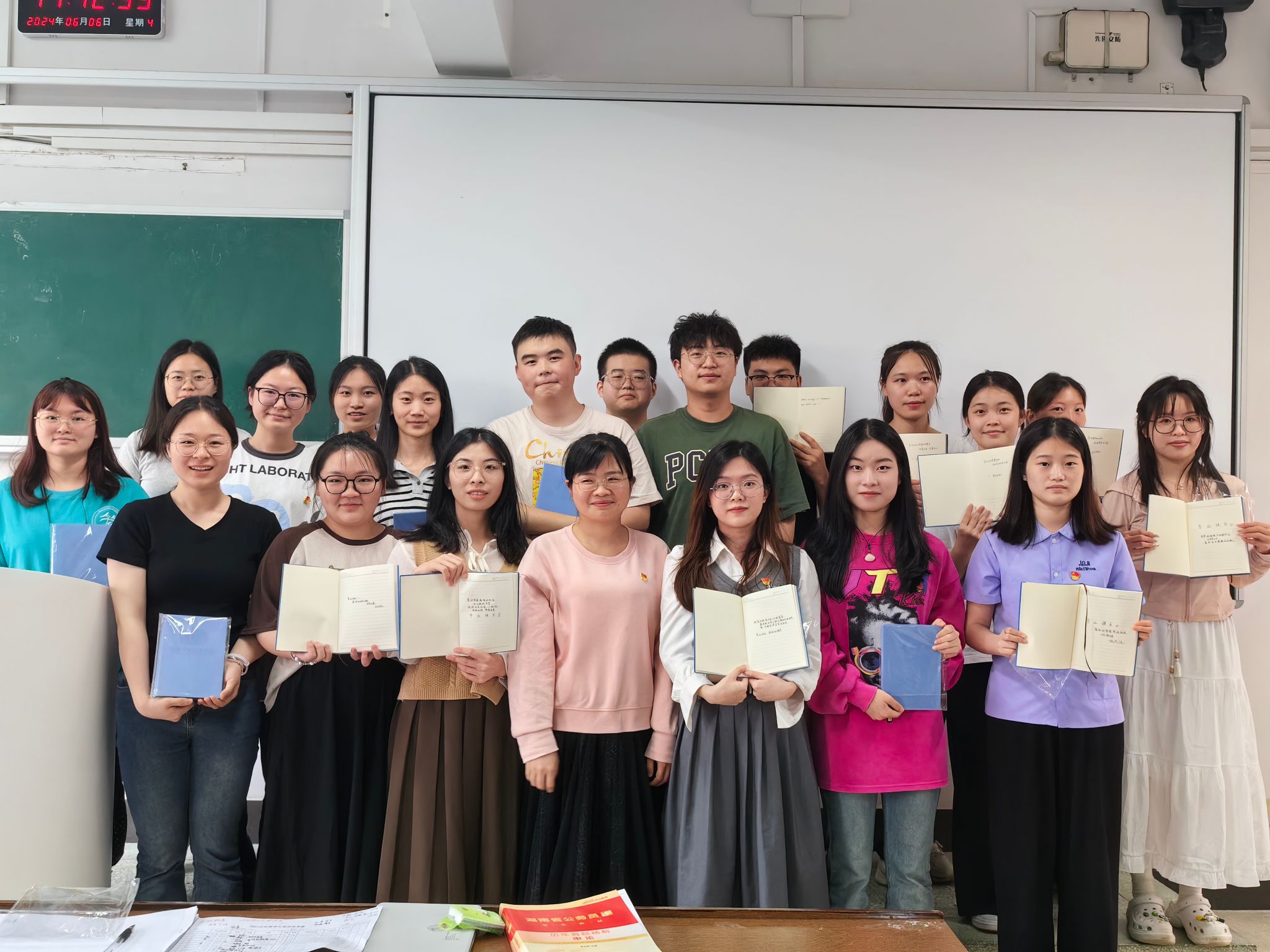 法学与公共管理学院学生第一党支部召开党员大会暨2024届毕业生组织生活会